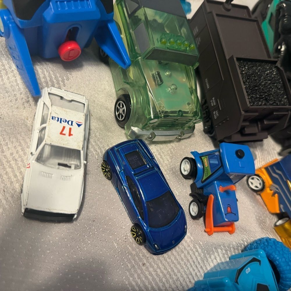 Cars Cars & More Cars! Racers, model cars, jeep, transformer, spins & more! (20) - Picture 5 of 16